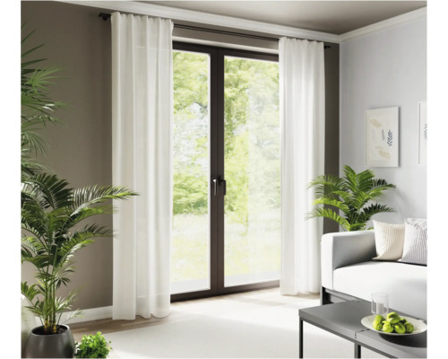 Wohnzimmer mit Fenstern und weißen Vorhängen