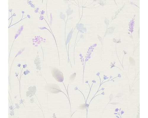 Vliestapete mit filigranem Muster aus lila Wiesenblumen im Aquarell-Stil.