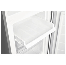 Intérieur d'un réfrigérateur avec une étagère