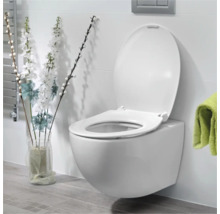 WC suspendu avec bride ouverte et confort d'assise accru dans une salle de bains lumineuse.