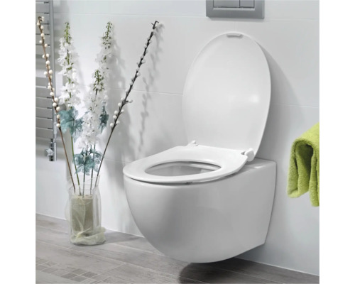 WC suspendu avec bride ouverte et confort d'assise accru dans une salle de bains lumineuse.