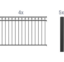 Metallzaun mit vier Zaunelementen und fünf Pfosten