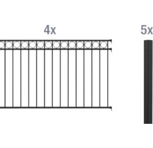 Vier Zaunelemente und fünf Zaunpfosten