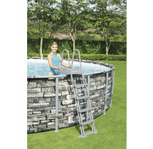 Aufstellpool mit Steinoptik und Leiter im Garten mit Frau