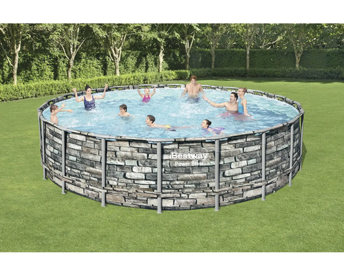 Familienpool mit Steinoptik und Stahlrahmen im Garten mit spielenden Personen