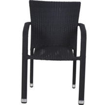 Chaise de jardin noire en rotin synthétique tressé avec accoudoirs et embouts de pieds en métal.