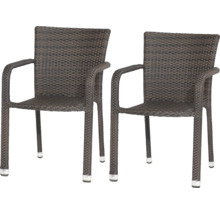 Deux fauteuils de jardin en résine tressée marron avec accoudoirs et embouts de pieds en métal.