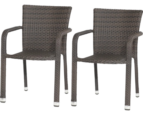Deux fauteuils de jardin en résine tressée marron avec accoudoirs et embouts de pieds en métal.