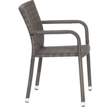 Chaise de jardin avec accoudoirs en résine tressée marron.