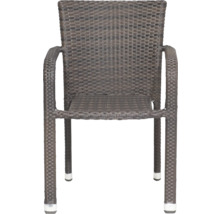 Fauteuil empilable en résine tressée avec accoudoirs pour l'extérieur.