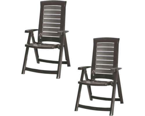 Deux fauteuils de jardin pliants en plastique marron foncé avec dossier haut et accoudoirs.