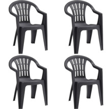 Lot de quatre chaises de jardin en plastique avec accoudoirs et dossier à lattes.
