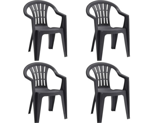 Lot de quatre chaises de jardin en plastique avec accoudoirs et dossier à lattes.