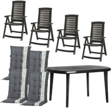 Ensemble de mobilier de jardin en plastique composé de quatre chaises pliantes, d'une table ovale et de quatre coussins à carreaux.