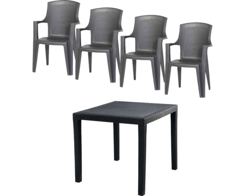 Salon de jardin en anthracite composé de quatre chaises empilables en plastique aspect rotin avec accoudoirs et une table carrée.