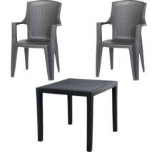 Ensemble de jardin composé de deux chaises empilables avec accoudoirs et d'une table carrée aspect tressé.