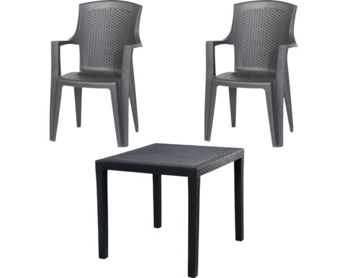 Ensemble de jardin composé de deux chaises empilables avec accoudoirs et d'une table carrée aspect tressé.