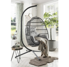 Fauteuil suspendu avec panier, coussin et support dans le salon