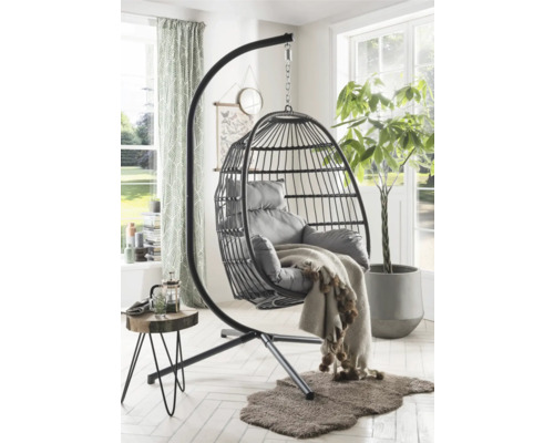 Fauteuil suspendu avec panier, coussin et support dans le salon