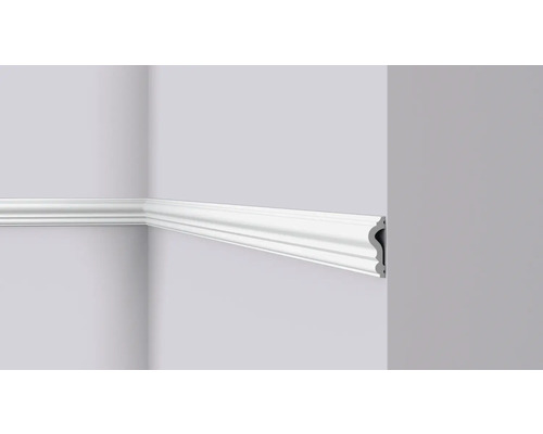 Moulure décorative blanche fixée à un mur