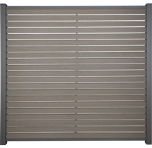 Holzzaun mit horizontalen Latten und Rahmen