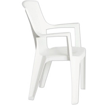 Chaise de jardin empilable en plastique blanc avec accoudoirs.