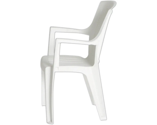 Chaise de jardin empilable en plastique blanc avec accoudoirs.