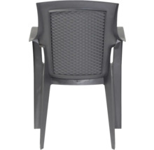 Vue arrière d une chaise de jardin en plastique de couleur anthracite avec accoudoirs et dossier à l aspect tressé.