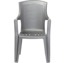 Chaise de jardin empilable en plastique avec accoudoirs et dossier à l'aspect tressé.