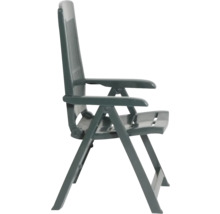Chaise de jardin pliante en plastique vert avec accoudoirs.