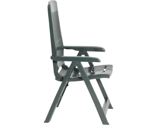 Chaise de jardin pliante en plastique vert avec accoudoirs.