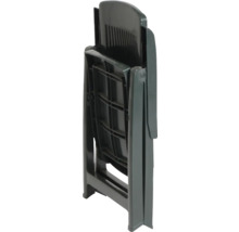 Chaise pliante en plastique repliée en vert foncé.