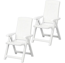 Deux fauteuils de jardin pliants blancs en plastique avec dossier haut et accoudoirs.