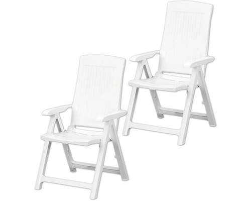 Deux fauteuils de jardin pliants blancs en plastique avec dossier haut et accoudoirs.
