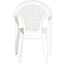 Chaise de jardin blanche en plastique avec accoudoirs et dossier à lattes, vue arrière.