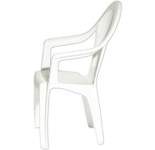 Chaise de jardin blanche empilable en plastique avec accoudoirs.