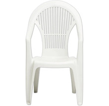 Chaise de jardin blanche en plastique, empilable, avec accoudoirs et dossier à lattes.