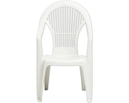 Chaise de jardin blanche en plastique, empilable, avec accoudoirs et dossier à lattes.