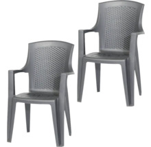 Deux chaises de jardin grises en plastique avec accoudoirs et dossier à l'aspect rotin.