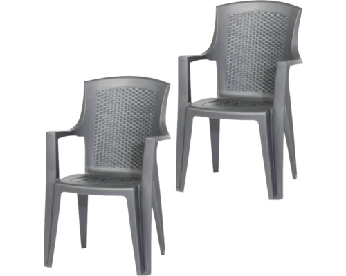 Deux chaises de jardin grises en plastique avec accoudoirs et dossier à l'aspect rotin.