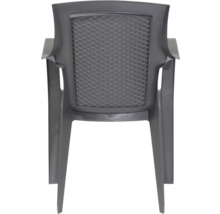 Chaise de jardin couleur anthracite en plastique avec accoudoirs et dossier aspect rotin.
