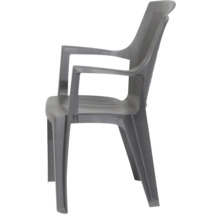 Chaise de jardin grise empilable en plastique avec accoudoirs.