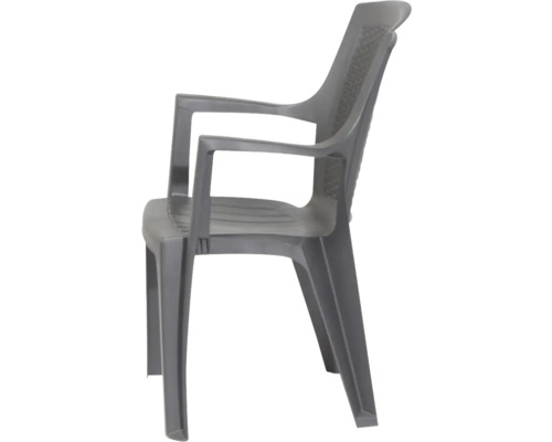 Chaise de jardin grise empilable en plastique avec accoudoirs.