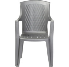 Chaise de jardin empilable en plastique avec dossier aspect rotin et accoudoirs.