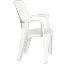 Fauteuil de jardin empilable en plastique blanc avec accoudoirs.