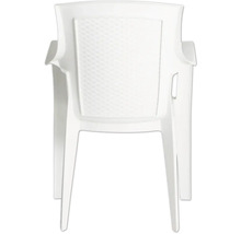 Chaise de jardin empilable en plastique blanc avec accoudoirs et dossier aspect rotin.