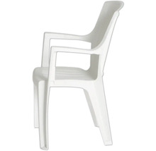 Chaise de jardin empilable en plastique blanc avec accoudoirs.