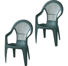 Deux fauteuils de jardin verts empilables en plastique avec accoudoirs et dossier à lattes.