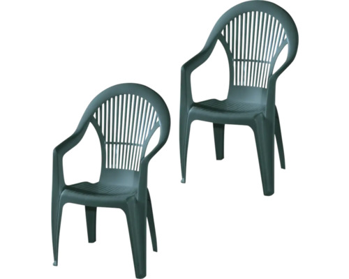 Deux fauteuils de jardin verts empilables en plastique avec accoudoirs et dossier à lattes.
