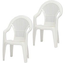 Deux chaises de jardin blanches en plastique avec accoudoirs et dossier à lattes.